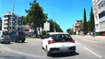 Kontrolsüz şerit değiştiren sürücü kazaya davetiye çıkardı